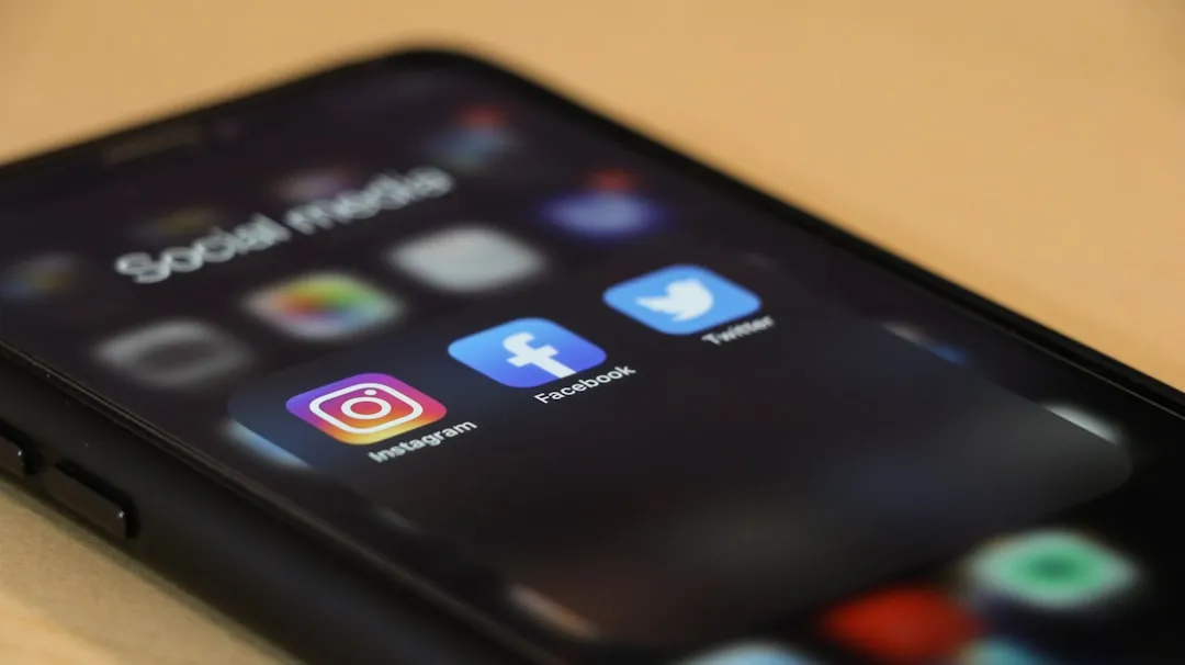 smartphone social media